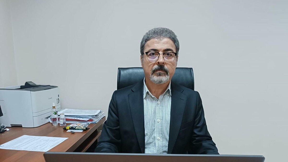 "Eskiden çok az bir aktivitesi vardı"<br><br>Depremlerin takip edilmesi gerektiğini belirten Prof. Dr. Hasan Sözbilir, "En batıda Gelenbe Fayı var. Burada depremler de sınırlanmış durumda; bariyer görevi görüyor. Bu fay, depremi üzerine alıp kuzeye ve güneye de yansıtabilir. Güneydoğuya doğru faylar ve depremler devam ediyor. Deprem aktivitesi bu bölgede ilerleyip, sürebilir. Sık aralıklarla bölgede deprem oluyor. Sındırgı Fayı'nın kuzeyindeki depremler, bu fayla alakalı. Son dönemde Sındırgı Fayı da deprem üretmeye başladı. Eskiden çok az bir aktivitesi vardı. Birden fazla fay aktiviteye katıldığı için deprem fırtınası birkaç ay sürebilir" diye konuştu. 