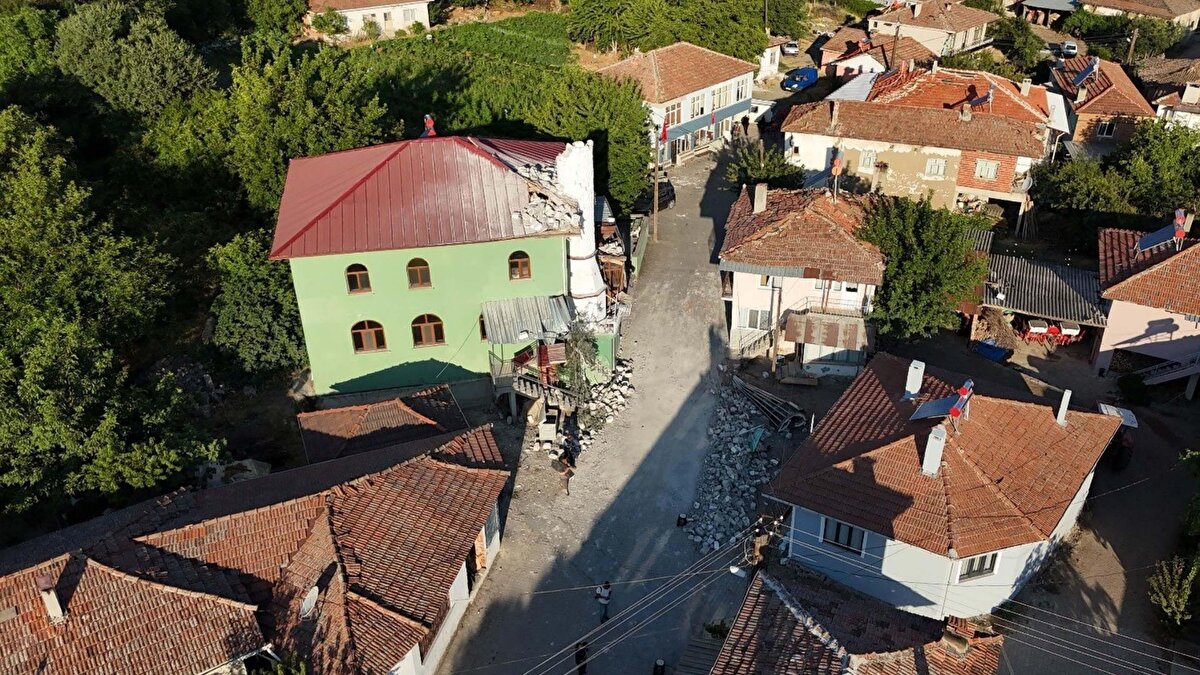 Sözbilir’e göre, bu olağandışı hareketlilikte bölgedeki jeotermal sistemlerin de etkisi bulunuyor. “Birden fazla fay aynı anda aktiviteye katıldığı için bu deprem dizisi birkaç ay daha sürebilir” ifadelerini kullanan Sözbilir, sistemin doğu ve güney yönlerine doğru ilerleme gösterebileceğine dikkat çekti.<br><br>Yetkililer, riskli yapıların tamamının boşaltıldığını, vatandaşların güvenli bölgelere yönlendirildiğini açıkladı. Türkiye Afet Müdahale Planı çerçevesinde hem psikososyal destek ekipleri hem de teknik uzmanlar bölgede çalışmalarını sürdürüyor.