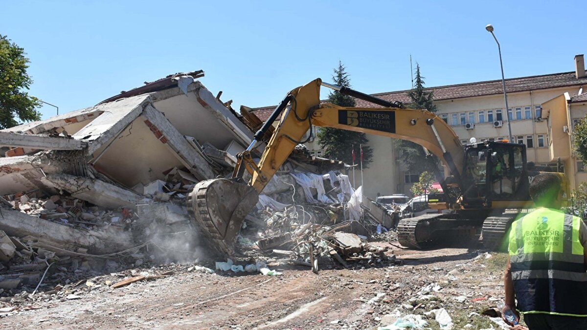 Balıkesir’in Sındırgı ilçesi, son aylarda art arda yaşanan depremlerle dikkatleri üzerine çekti. 10 Ağustos ve 27 Ekim tarihlerinde kaydedilen 6.1 büyüklüğündeki iki ana deprem, bölgedeki jeolojik hareketliliği yeniden gündeme taşıdı. Sarsıntılar çevre illerde de hissedilirken, çok sayıda artçı deprem halk arasında tedirginlik yarattı.