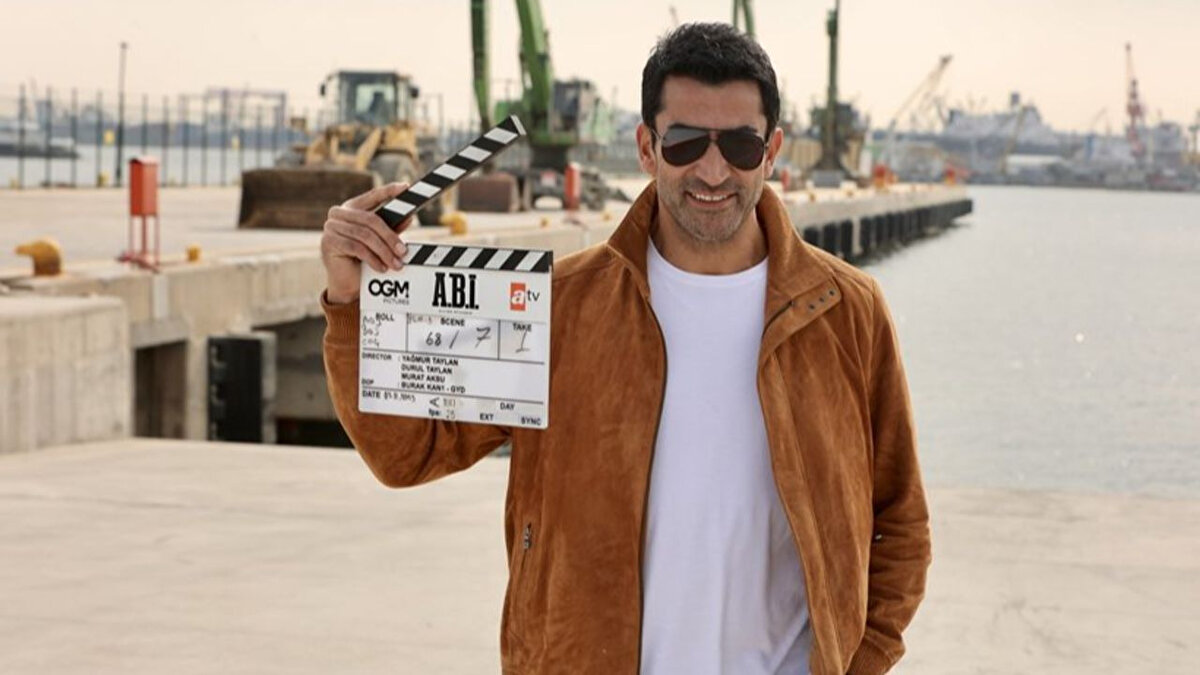 ATV ekranlarında yeni bir dizi başlıyor. Uzun bir aradan sonra Kenan İmirzalıoğlu'nu ekranlara döndüren ve son dönemin en popüler yıldızlarından Afra Saraçoğlu ile başrolü paylaştığı "A.B.İ." dizisi için nefesler tutuldu. OGM Pictures imzalı dizinin güçlü hikayesi ve dev oyuncu kadrosu şimdiden merak konusu oldu. Peki, A.B.İ. dizisi ne zaman başlıyor? A.B.İ.'nin açılımı nedir ve dizinin konusu ne? İşte Kenan İmirzalıoğlu ve Afra Saraçoğlu'lu yeni dizi hakkında bilinen tüm detaylar...