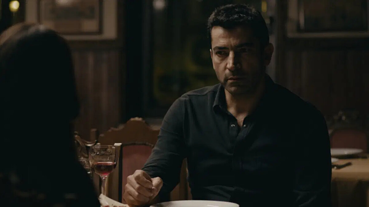 A.B.İ. Dizisi Oyuncuları<br><br>Dev bir prodüksiyonla hazırlanan dizinin kadrosu yıldızlar geçidi gibi. Usta oyuncu Kenan İmirzalıoğlu ile genç kuşağın en yetenekli isimlerinden Afra Saraçoğlu'nu buluşturan dizi, bu uyumla şimdiden büyük beğeni topladı.<br><br>Dizinin yönetmen koltuğunda ise Türk dizi tarihine damga vuran işlere imza atan Yağmur-Durul Taylan (Taylan Kardeşler) oturuyor. Senaryo ise Eylem Canpolat, Deniz Gürlek, Melih Özyılmaz ve Melek Seven gibi güçlü bir ekip tarafından kaleme alınıyor.