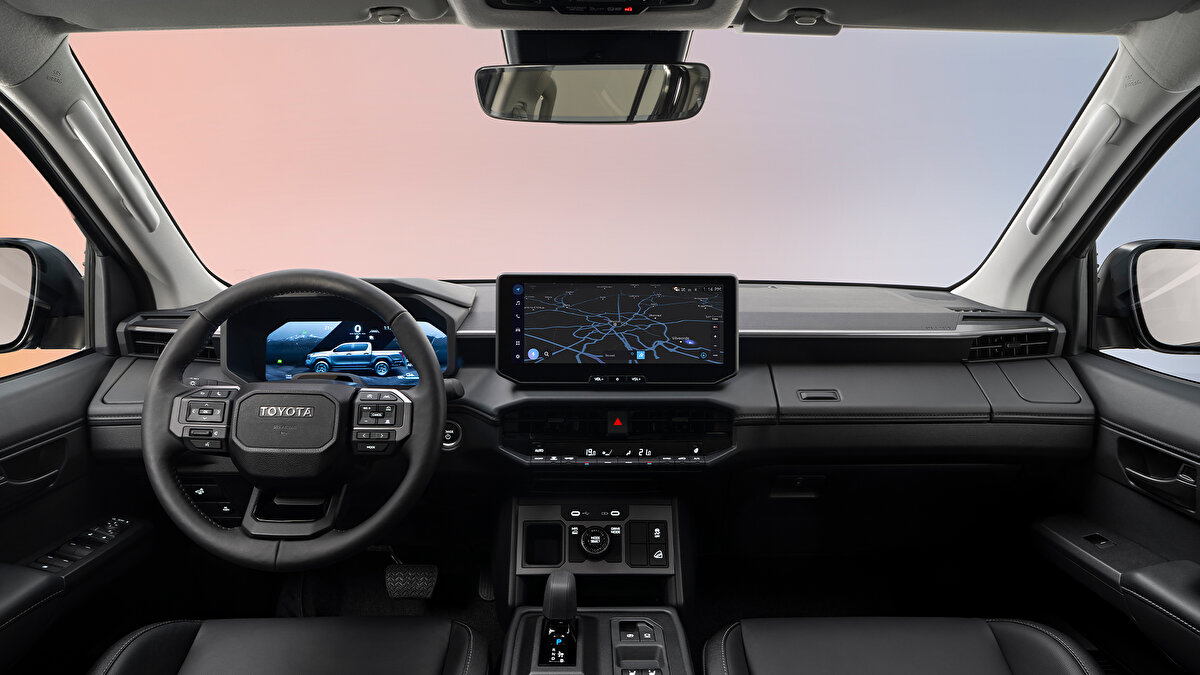 İç mekân Land Cruiser çizgisinde modernleşti: 12,3" dijital gösterge ve 12,3"e kadar orta ekran. Kablosuz şarj, arka USB’ler, yeni arka basamak var. T-Mate (gelişmiş Safety Sense), Proaktif Sürüş Asistanı, Acil Durum Durdurma ve OTA güncellemeleri ekleniyor.
