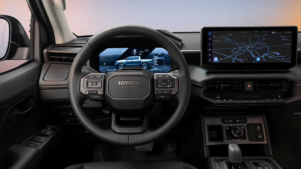 59,2 kWh’lik paket kaya, tümsek ve su geçişlerine karşı korunmuş. Toyota, dizel Hilux ile benzer su seviyesinde ilerleyebildiğini belirtiyor. Amaç, şehir içi ve hafif arazi işlerini sıfır emisyonla çözmek.