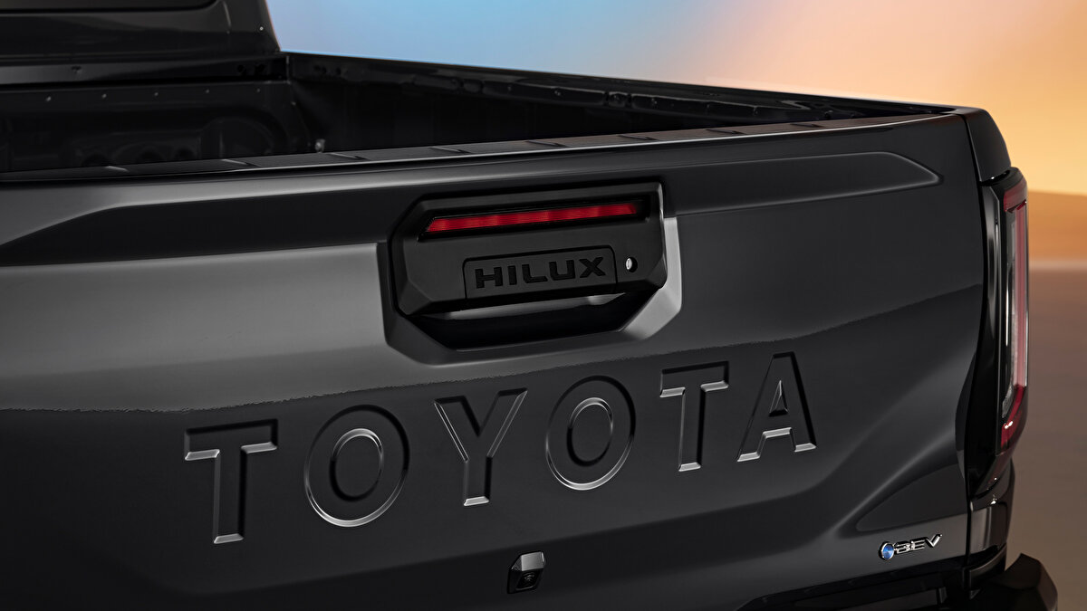 Batarya taban altında. Ön eksen 205 Nm, arka eksen 268,6 Nm tork üretiyor. Çoklu Arazi Seçimi fren ve motor kontrolüyle düşük oranlı şanzıman hissini taklit ediyor.