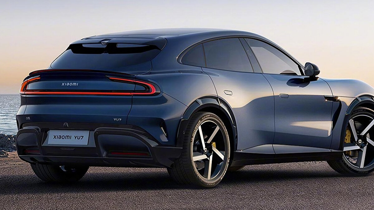 Kısa bekleme süresi, popüler konfigürasyonları öne çekme ve üretim bantlarını akıllı dağıtma hamlelerinin sonucu. YU7’ye odak, toplam hacmi taşırken sedan tarafı kontrollü ilerliyor. 2026 kapasite artışı kritik eşik olacak.