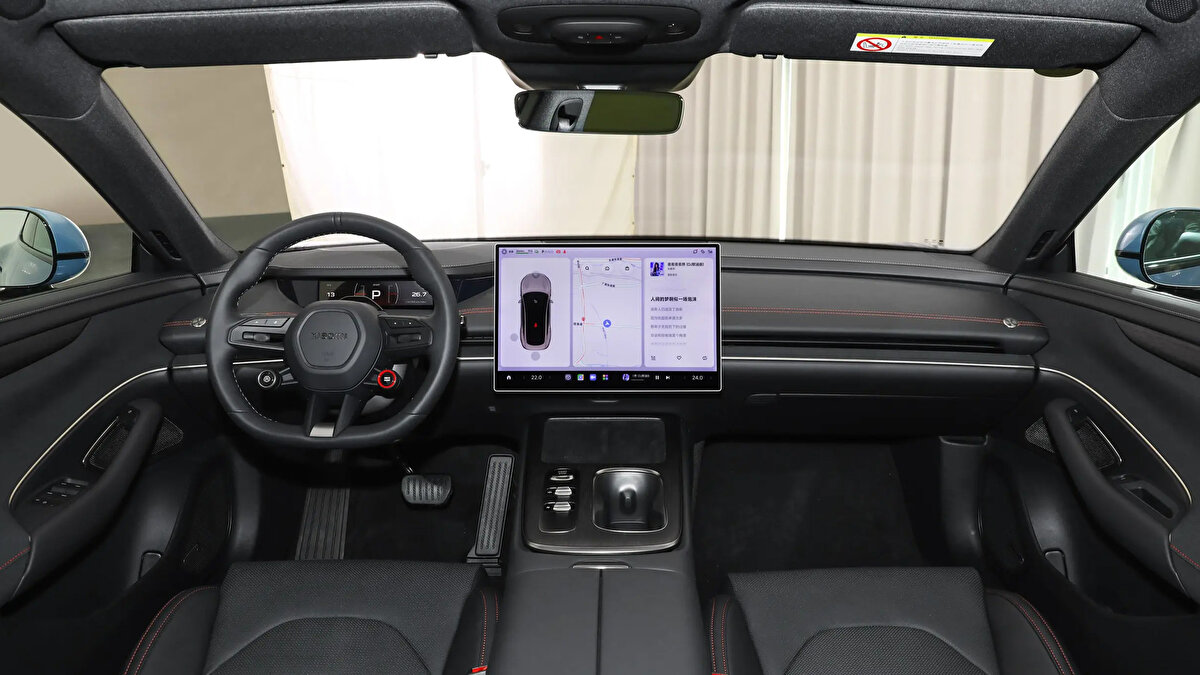 SU7 Standard 215.900 RMB, Pro 245.900 RMB, Max 299.900 RMB seviyesinde. Kuliste, SU7 için makyaj ve 12 kalemlik yükseltme paketi konuşuluyor. Olası 9.900 RMB artış iddiası var; resmi açıklama yok.