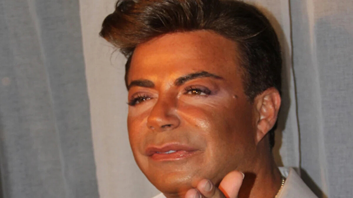 FATİH ÜREK'İN SAĞLIK DURUMU NASIL? SON DAKİKA AÇIKLAMASI<br>Milyonların sevdiği ses sanatçısı ve sunucu Fatih Ürek'in sağlık durumu, sevenleri tarafından yakından takip ediliyor. 15 Ekim'de İstanbul'daki evinde aniden rahatsızlanan Fatih Ürek'in kalbi durmuş, olay yerine gelen sağlık ekiplerinin müdahalesi sonrası kalbi yeniden çalıştırılarak acilen hastaneye kaldırılmıştı.