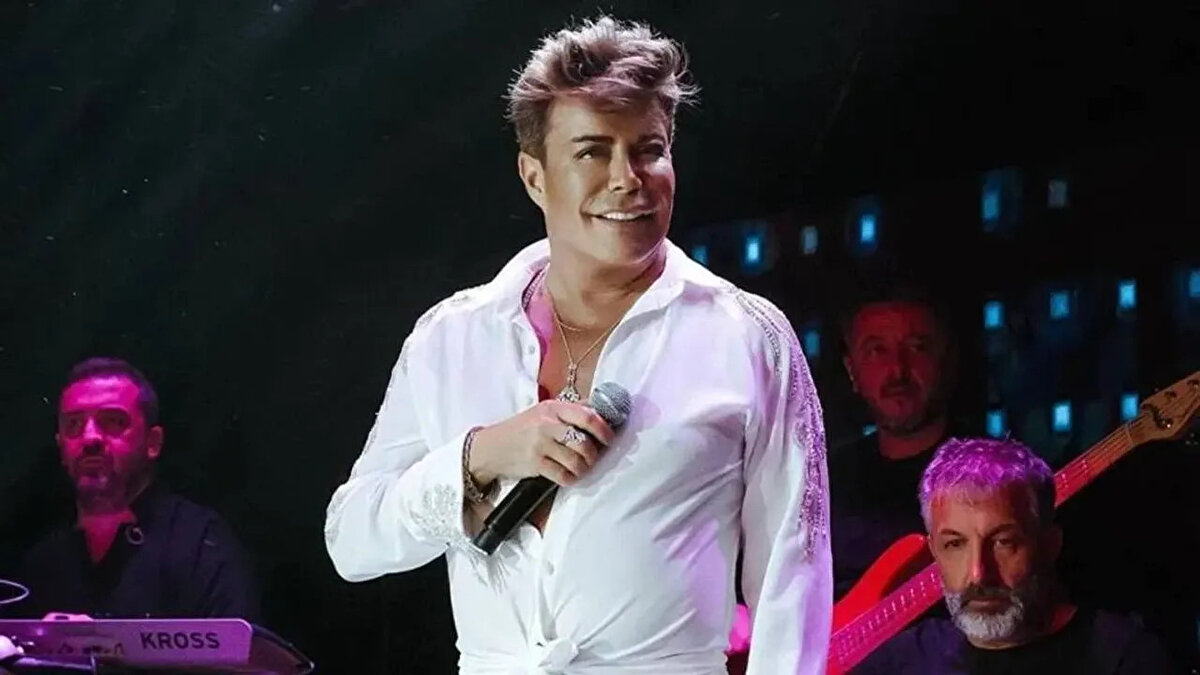 AVUKATI AÇIKLADI: "SAĞLIK DURUMU STABİLLİĞİNİ KORUMAKTA"<br>Fatih Ürek'in Avukatı Volkan Alkılıç, yaptığı açıklamada sanatçının tedavi sürecinin devam ettiğini belirtti. Alkılıç, "Müvekkilim Fatih Ürek, hekimlerimizin öngördüğü tedavi sürecine uygun şekilde sağlık mücadelesine devam etmektedir. Sağlık durumu stabilliğini korumakta olup buna ilişkin gerekli açıklamalar tedavi gördüğü hastane ve menajeri Mert Siliv tarafından yapılmaktadır." dedi.