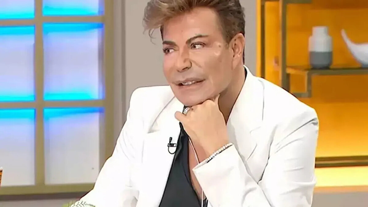 15 Ekim'de evinde geçirdiği kalp krizi sonucu kalbi duran ve sağlık ekiplerinin müdahalesiyle yeniden hayata döndürülen ünlü şarkıcı Fatih Ürek, hastanede yaşam mücadelesi veriyor. Yoğun bakımda entübe edilen sanatçının sağlık durumuyla ilgili "Fatih Ürek öldü mü?" soruları gündeme gelirken, avukatından son duruma ilişkin açıklama geldi.