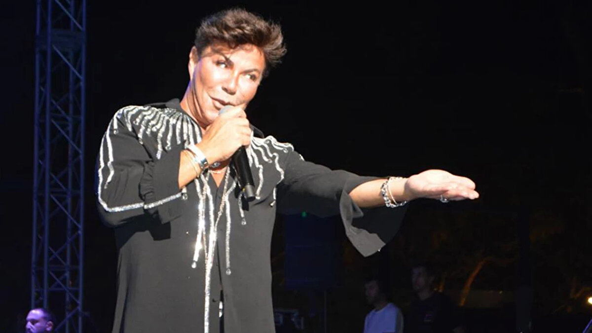 FATİH ÜREK KİMDİR, KAÇ YAŞINDA VE NERELİ?<br>Fatih Ürek'in sağlık durumuyla ilgili endişeli bekleyiş sürerken, "Fatih Ürek kaç yaşında, nereli?" gibi sorular da araştırılıyor.<br><br>Doğum Tarihi: 3 Nisan 1966<br><br>Yaşı (2025 itibarıyla): 59<br><br>Doğum Yeri: Erzurum