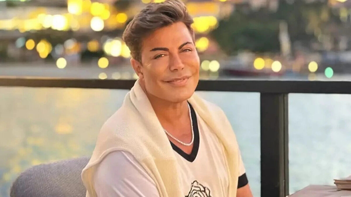 Erzurum'da dünyaya gelen Fatih Ürek, babasının işi nedeniyle henüz 1 yaşındayken ailesiyle Bursa'ya göç etti. 15 yaşında Bursa Devlet Tiyatrosu'nda figüran olarak sanat hayatına atılan Ürek, daha sonra ses sanatçısı olmaya karar vererek İstanbul'a taşındı.