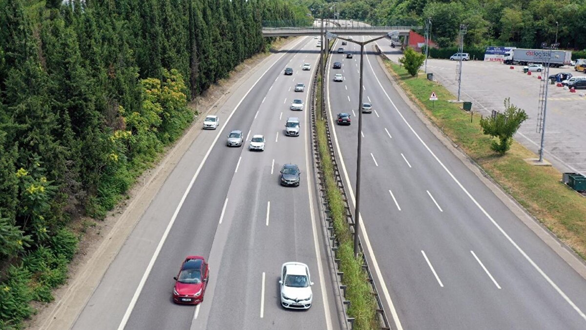 İstanbul Büyükşehir Belediyesi (İBB) Ulaşım Koordinasyon Merkezi (UKOME) Kasım ayı toplantısı, İBB Genel Sekreter Yardımcısı Pelin Alpkökin başkanlığında yapıldı. Eyüpsultan Feshane Art İstanbul Konferans Salonu'nda yapılan toplantıda İstanbul Valiliği, İstanbul Emniyet Müdürlüğü, İstanbul Büyükşehir Belediye Başkanlığı, Karayolları 1. Bölge Müdürlüğü'nün ortaklaşa çalışmasıyla oluşturulan teklif sunuldu. Toplantıda, İstanbul Geneli Trafik İşaret Levhalarının Sadeleştirmesi ve çeşitli yol kesimlerinde hız limitlerinin revize edilmesi teklifi görüşüldü. Oybirliğiyle 84 noktada hız limiti güncellendi. Toplantı diğer maddelerin oybirliğine sunulmasıyla sona erdi.