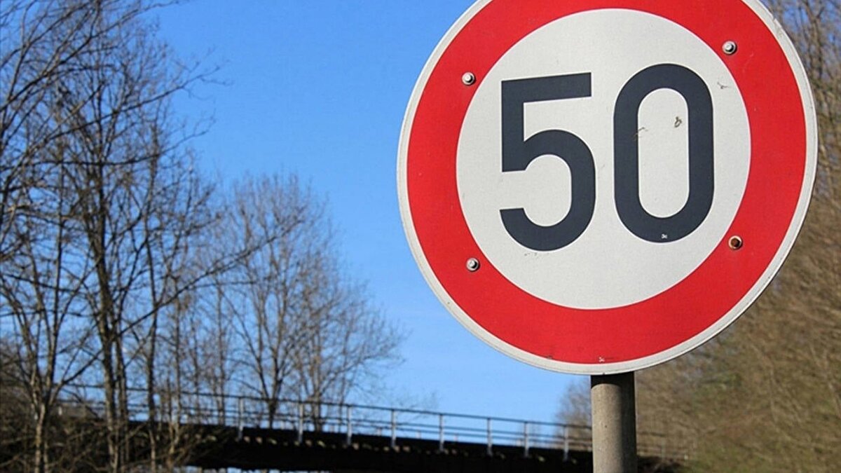 Levhaların hız limiti güncellendi<br><br>D-100 Büyükçekmece Mimar Sinan Kavşağı- Beylikdüzü (TÜYAP), D-100 Büyükçekmece Beylikdüzü (TÜYAP) - Altunizade Köprülü Kavşağı, D-100 Harem-Tuzla ,D-100 Kartal- Samandıra'da, tünellerde de Sarıyer-Çayırbaşı Tüneli, Avrasya tüneli, Tantavi Tüneli, Vecdi Diker Tüneli, Halit Ulukurt Tüneli'nde hız sınırları yeniden belirlendi.