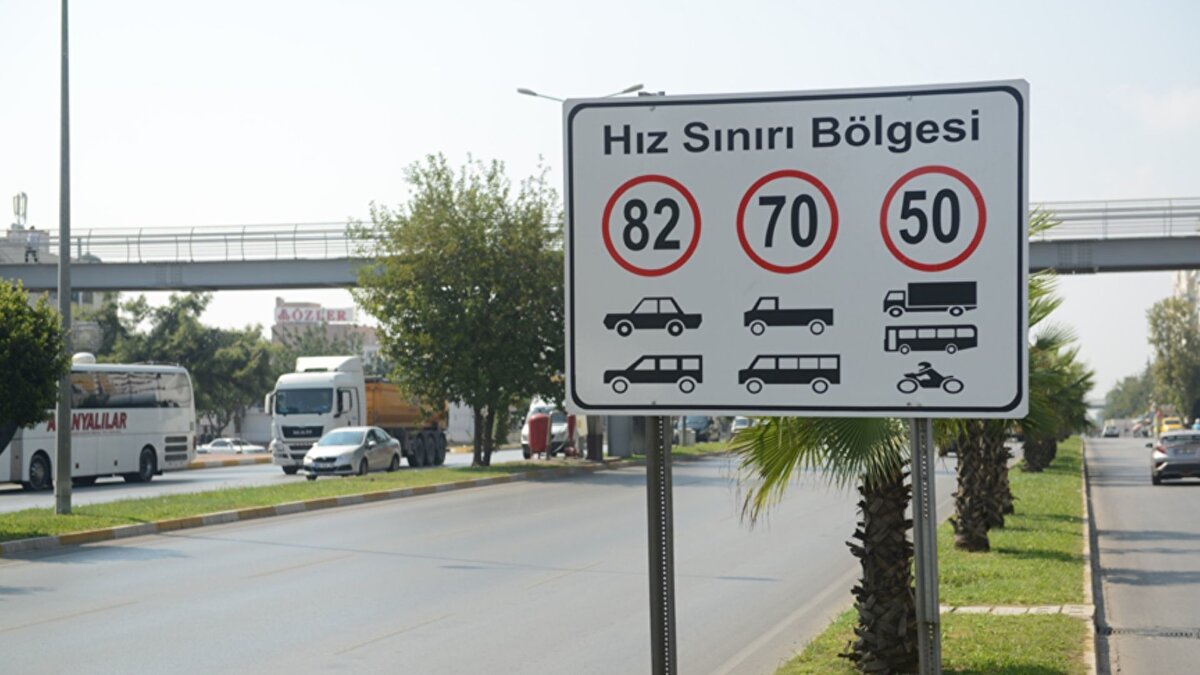 Toplantıda konuşan Ulaşım Koordinasyon Şube Müdürü Rıdvan Oğul, "Çalışma, 202514 sayılı Cumhurbaşkanlığı Genelgesinde özetle ara yollardaki hız sınırlarının yeniden değerlendirilerek, yol yapısı üzerinde hız sınırlarını belirleyen işaretlemelerin gerekliliği ve konumunun incelenip, ülke genelinde yeknesaklığın sağlanması çalışmalarının ivedilikle yapılıp sonuçlandırılması talebi üzerine başlatıldı. Çalışma kapsamında yine genelgede belirtilen belediyelerin bakım ve onarımından sorumlu olduğu, taşıma kapasitesi yüksek yollar tanımına uygun olarak komisyonun belirlemiş olduğu çalışma grubu marifetiyle belirlenen toplam 84 yol güzergahında 1168 noktada tespit yapıldı. Bu tespitler sonucunda hız limitleri yeniden belirlendi. Levhalarla ilgili düzenlemeler yeniden yapıldı. Avrupa Yakası'nda 57 noktada, Anadolu Yakası'nda da 27 güzergahta olmak üzere toplam 84 güzergahta hızlar yeniden belirlendi. Bu çalışma sonucunda toplam 1105 levhanın yerinde uygulanması, 14 bin 655 levhanın da sökümü karara bağlandı. Büyük bir çalışma İstanbul genelinde. Takvime göre 31 Aralık 2025 tarihine kadar da saha çalışmalarının tamamlanması gerekiyor" dedi.