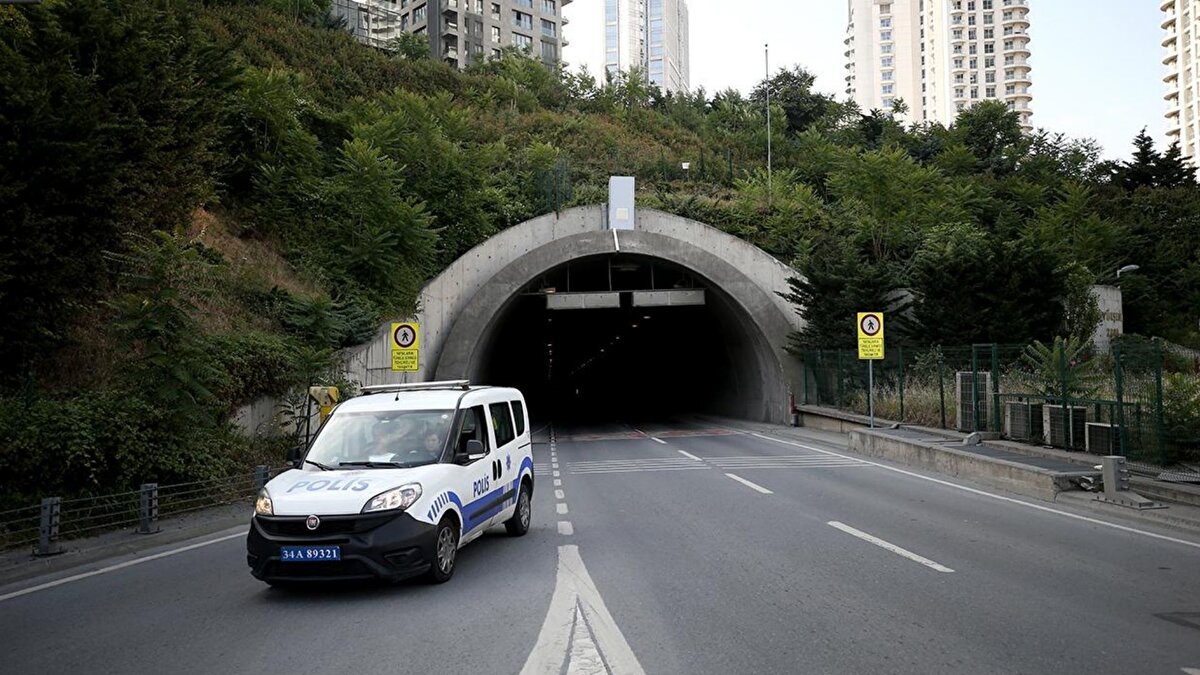 14 bin 655 levhanın sökümü karara bağlandı<br><br>Toplantıda konuşan Ulaşım Koordinasyon Şube Müdürü Rıdvan Oğul, "Levhalarla ilgili düzenlemeler yeniden yapıldı. Avrupa Yakası'nda 57 noktada, Anadolu Yakası'nda da 27 güzergahta olmak üzere toplam 84 güzergahta hızlar yeniden belirlendi. Bu çalışma sonucunda toplam 1105 levhanın yerinde uygulanması, 14 bin 655 levhanın da sökümü karara bağlandı. Büyük bir çalışma İstanbul genelinde. Takvime göre 31 Aralık 2025 tarihine kadar da saha çalışmalarının tamamlanması gerekiyor" dedi.<br>