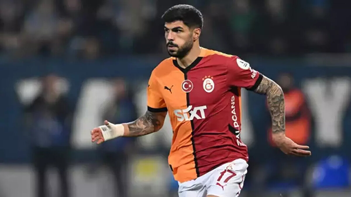 EREN ELMALI EN ÇOK KONUŞULAN İSİM OLDU<br><br>Galatasaray’ın ve Milli Takım’ın oyuncusu olan Eren Elmalı’nın da bahis oynayan futbolcular arasında olduğu ortaya çıktı. Yıldız futbolcu, Silivrispor döneminde bir kere bahis oynadığını itiraf eden bir paylaşım yaparak taraftardan özür diledi. Eren Elmalı için henüz herhangi ceza kararı verilmiş değil. PFDK kararları bekleniyor. <br>