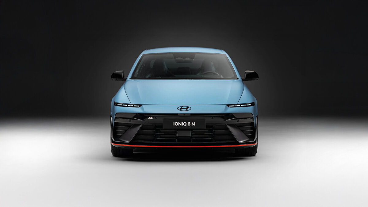 84,0 kWh paket 800V yapı sayesinde 350 kW DC ile 18 dakikada %10-%80 doldurulabiliyor. Drag, Sprint ve Endurance modları pistte sıcaklık ve güç sürekliliğini yönetiyor. WLTP menzil tahmini 487 km.