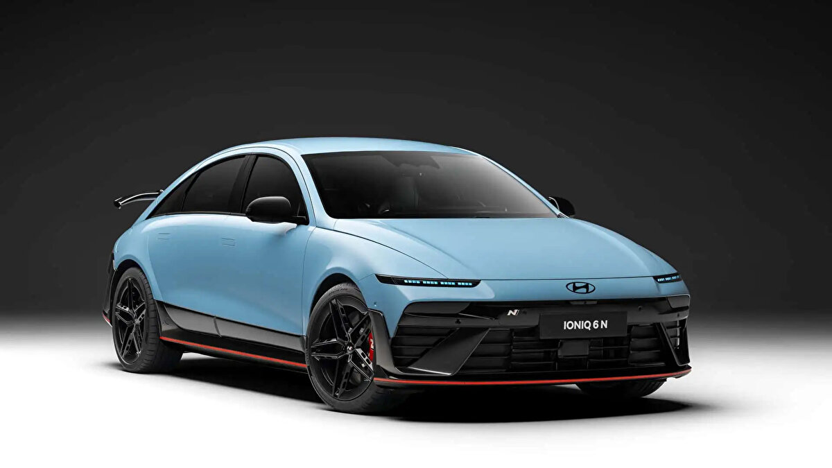 Alcantara-deri kombinasyonu, derin yan desteklerle pistte gövdeyi sabitliyor. “Performans Mavisi” dikişler N karakterini vurguluyor. Günlük kullanımda da konfor seviyesi korunuyor.