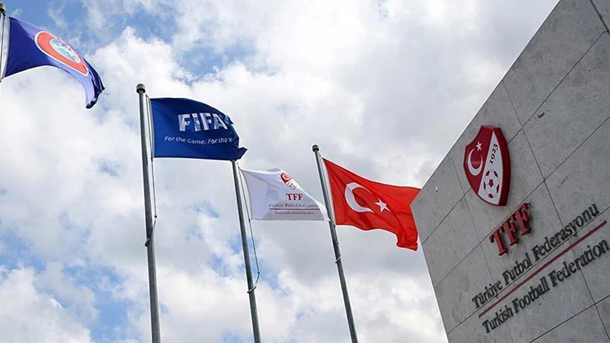 Kulüplerden biri olan Fenerbahçe, “bahis oynadığı tespit edilen hakemlerin kimler olduğunun, hangi maçlarda görev aldıklarının ve bunun futbolun hangi alanlarını etkilediğinin şeffaf biçimde açıklanması” gerektiğini vurguladı.