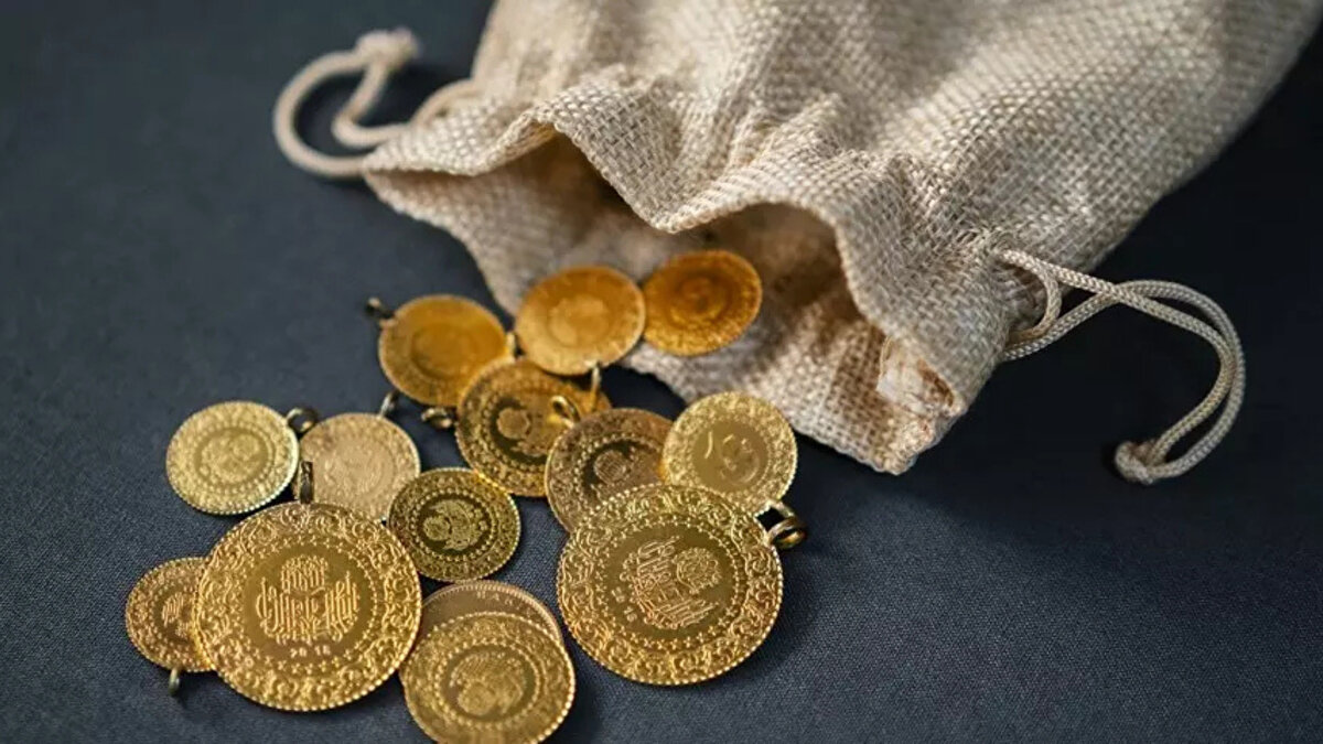 Altının her zaman hızlı tepki veren bir yatırım aracı olduğuna vurgu yapan Amcalar, “Altın en ufak olaylardan bile çok hızlı şekilde etkileniyor. Ons altın geçtiğimiz haftalarda 3.900 dolara kadar geri çekilmişti. Şu anda ise 4.000 doların üzerine çıktı. Bu yükseliş, gram altın/TL’nin son üç haftanın en yüksek seviyesine ulaşmasına neden oldu. 5.400 TL’den 5.800 TL’ye kadar yükseldi.” diye konuştu.