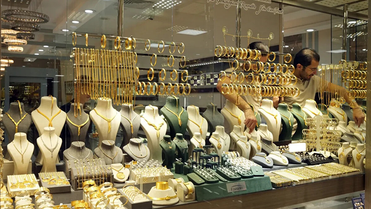 Yıl sonu beklentilerine ilişkin ise uzman isim, gram altında 5.800–6.000 TL aralığında bir kapanış beklediklerini söyledi. Ons altın için ise 4.050–4.150 dolar bandını işaret etti. Amcalar, yatırımcılara da önemli bir uyarıda bulundu:<br>“Panik satışı yapmasınlar. Ellerindeki altın yeniden yukarı yönlü hareket etmeye başlayacak.”