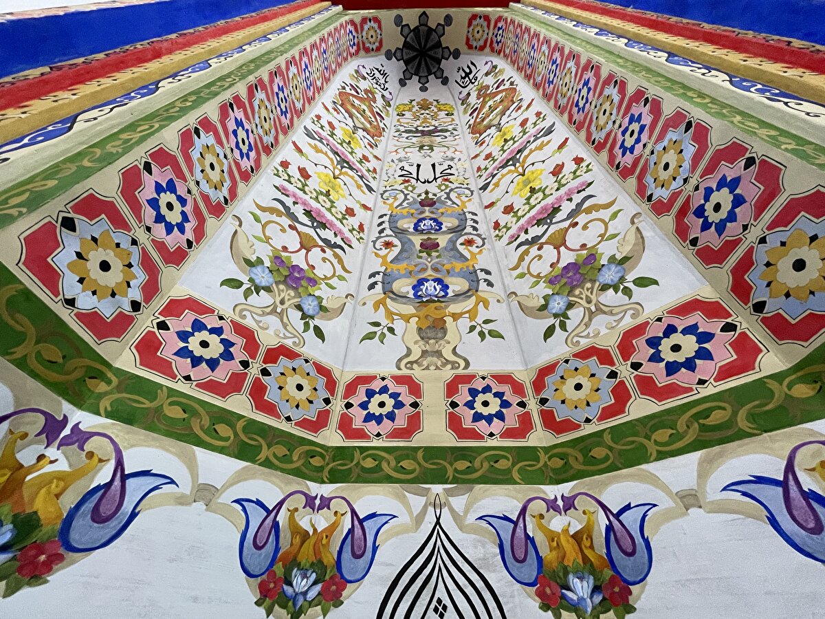 "Ağdam Ulu Camii" olarak da bilinen tarihî yapıdan işgal döneminde alınarak Haydar Aliyev'e verilen ve bölgenin işgalden kurtarılmasının ardından geri getirilen taş parçası ile Azerbaycan Cumhurbaşkanı İlham Aliyev tarafından Kâbe'den getirilerek hediye edilen Kur'ân-ı Kerîm de camide yer alıyor.