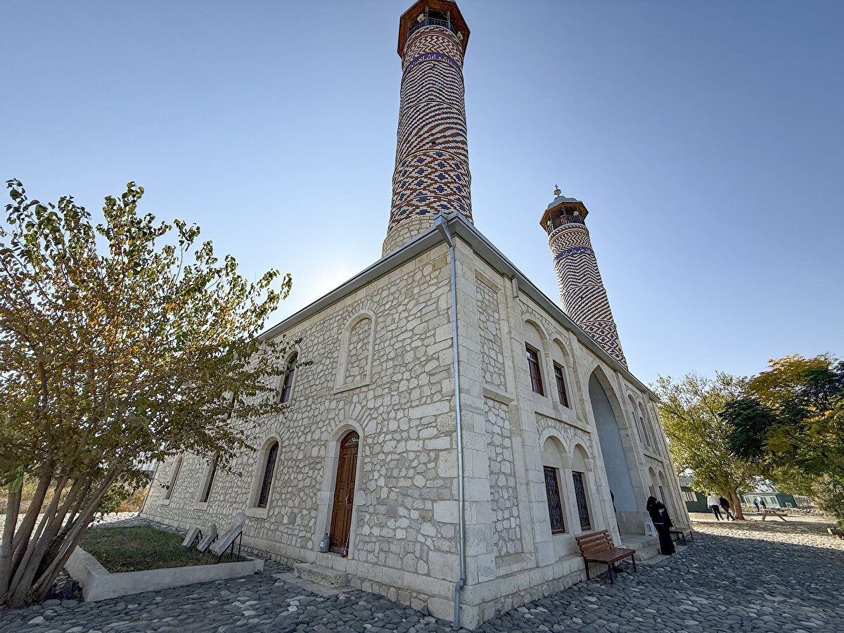 Ermeniler tarafından 1992 yılında işgal edilen Azerbaycan'ın Karabağ bölgesindeki Ağdam'da bulunan Cuma Mescidi tahrip edildi, minareleri "gözlem kulesi" olarak kullanıldı.