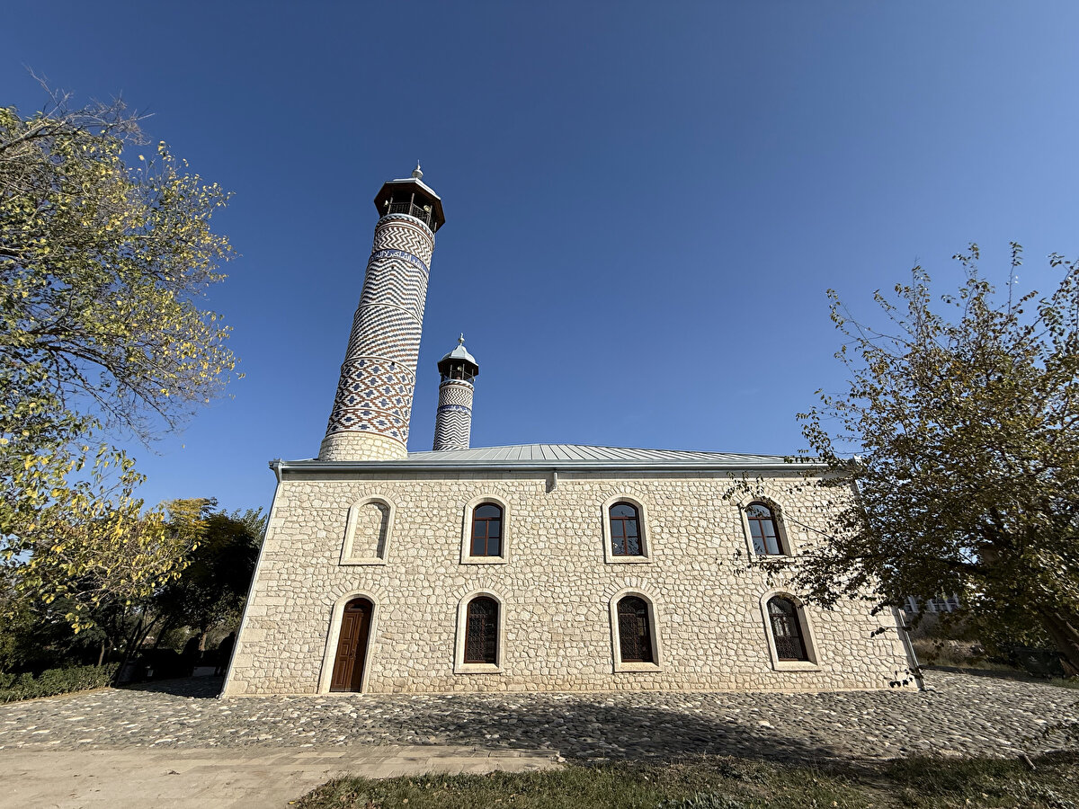 Cami, 1868 yılında Azerbaycanlı mimar Kerbelayı Sefihan Karabaği tarafından yapıldı.