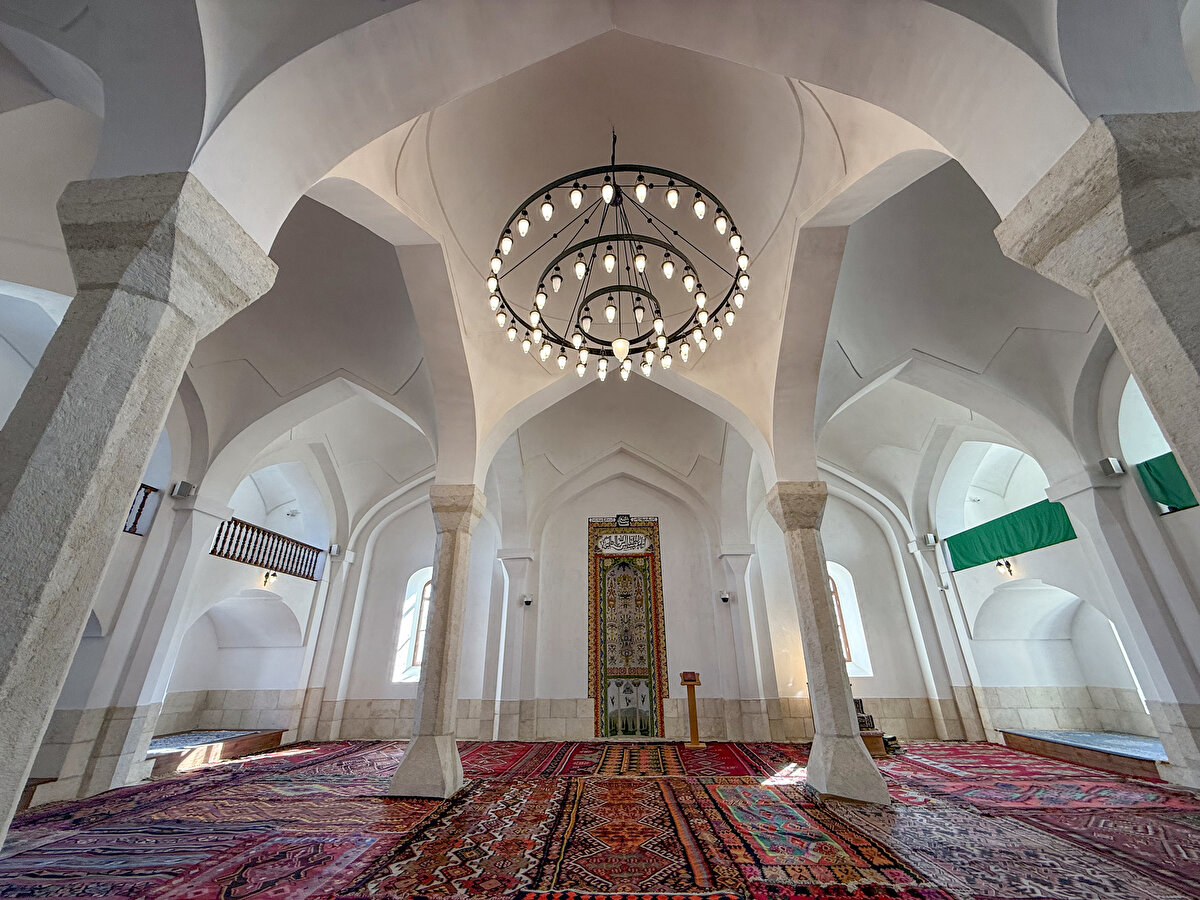 İşgalin ardından Azerbaycan ordusu tarafından 5 yıl önce kurtarılan bölgedeki 157 yıllık cami, ilk günkü dokusuyla yeniden onarılarak bu yıl hem ziyarete hem de ibadete açıldı.