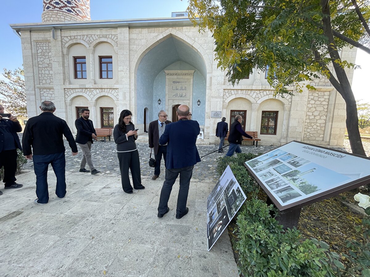 Rehber Eldar Kerimov, camide sergilenen Kur'ân-ı Kerîm ve taş parçasına ilişkin şu bilgileri verdi: "Bu taş parçasını işgal zamanında Haydar Aliyev'e takdim etmişler. Haydar Aliyev, bu taşı saklamış ve bu taşın bu camiye bir gün geri döneceğine söz vermiş. İşgalden kurtarıldıktan sonra Sayın Cumhurbaşkanımızın sayesinde bu taş tekrar bu mescide getirilmiştir. Kur'ân-ı Kerîm ise Sayın Cumhurbaşkanımız İlham Aliyev ve eşi Mihriban Hanım tarafından Kâbe'den getirilip mescide takdim edilmiştir."