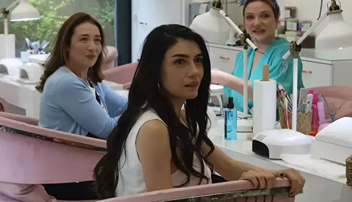 İNCİ TANELERİ NEDEN YOK, FİNAL Mİ YAPTI?<br>Her perşembe akşamı izleyiciyle buluşan İnci Taneleri, 15 Mayıs'taki bölümüyle sezon finali yaptı. Dizi final yapmadı, 3. sezonuyla yeniden ekranlara dönmek için hazırlıklarını sürdürüyor. Bu nedenle dizi şu anda yaz tatili arasında ve yeni bölümleri yayınlanmıyor.