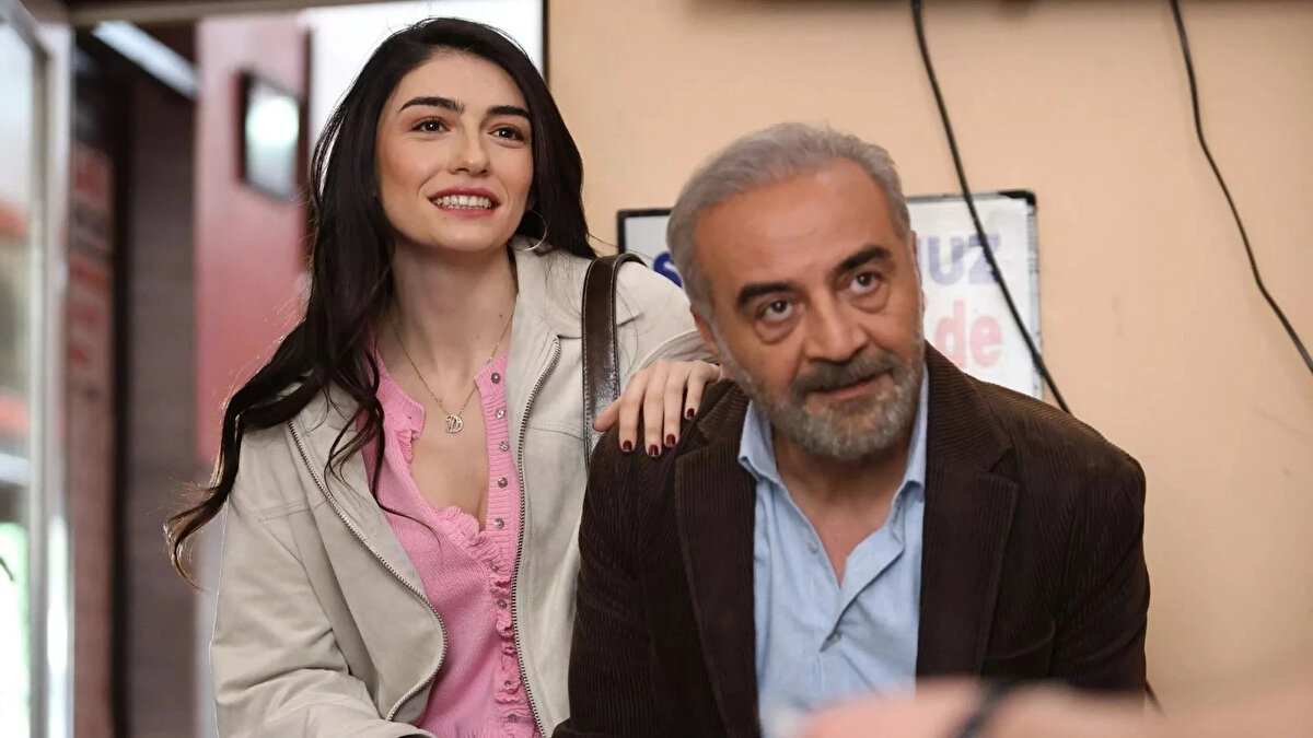 Finalin en çok konuşulan anlarından biri de Azem’in Dilber’i akşam yemeğine davet ettiği ve sürpriz bir öpücük verdiği sahne oldu. Azem’in, Dilber’e oğlu Alişan’ı ona getireceğine dair söz vermesi de duygu dolu anlar yaşatmıştı.