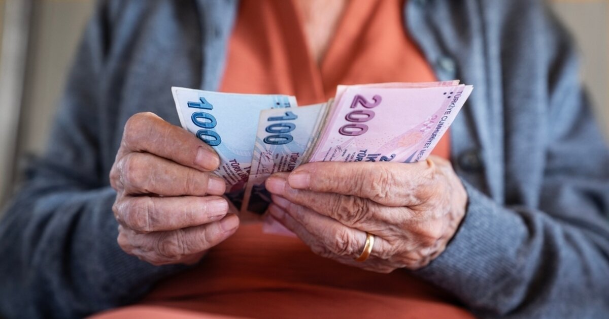 Küçük esnaf öncelikli olacak<br>Kulis bilgilerine göre, reformun ilk aşamada küçük işletme sahiplerini kapsaması planlanıyor. Berber, bakkal, terzi ve tamirci gibi az sayıda çalışanı bulunan esnafın öncelikli grupta yer alacağı belirtiliyor. Düzenlemenin kademeli olarak uygulanması ve düşük gelirli işletmelere öncelik verilmesi de gündemde.