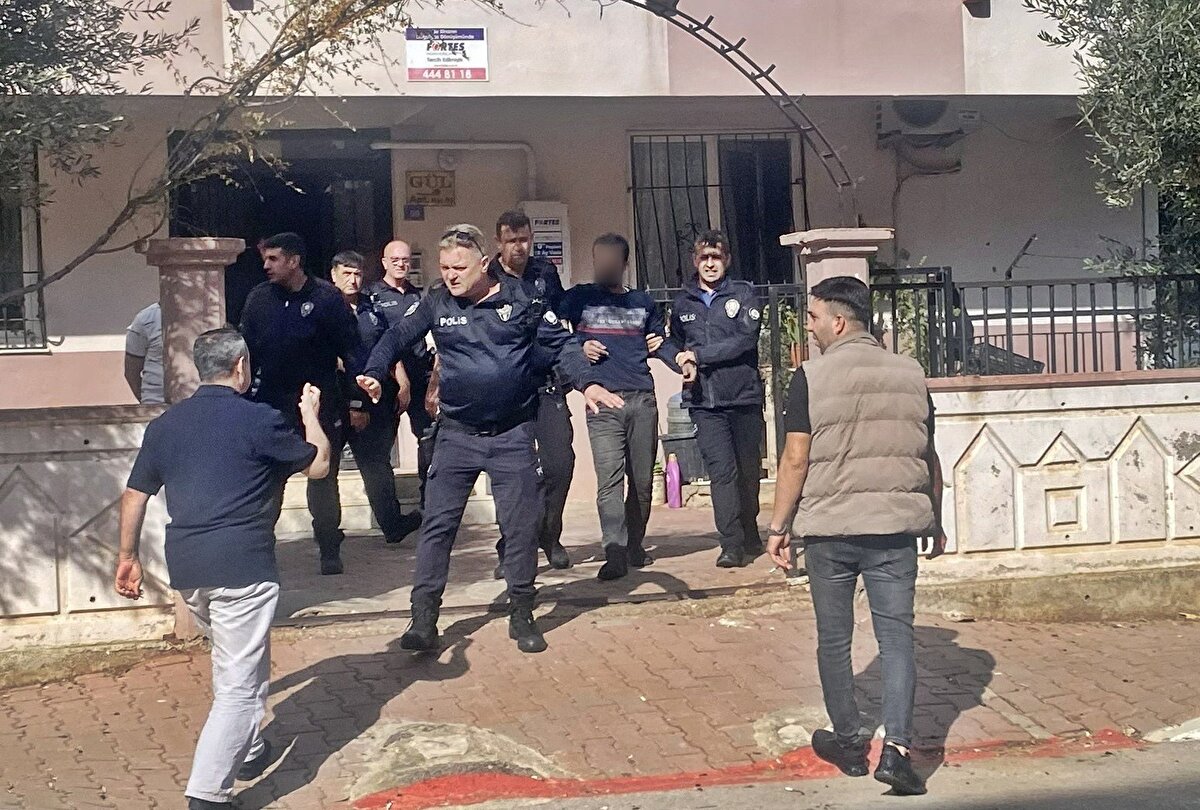 Evi yakmaya kalkıştı, polis alarma geçti<br>Olay, saat 12.30 sıralarında Muratpaşa ilçesi Konuksever Mahallesi’nde meydana geldi. İddiaya göre, madde bağımlısı olduğu belirtilen 30 yaşındaki Okan A., Diyarbakır’dan gelerek birlikte yaşadığı anne ve babasını evden çıkardıktan sonra balkondaki eşyaları yakmaya başladı. Dumanı fark eden çevredekiler, durumu 112 Acil Çağrı Merkezi’ne bildirdi.
