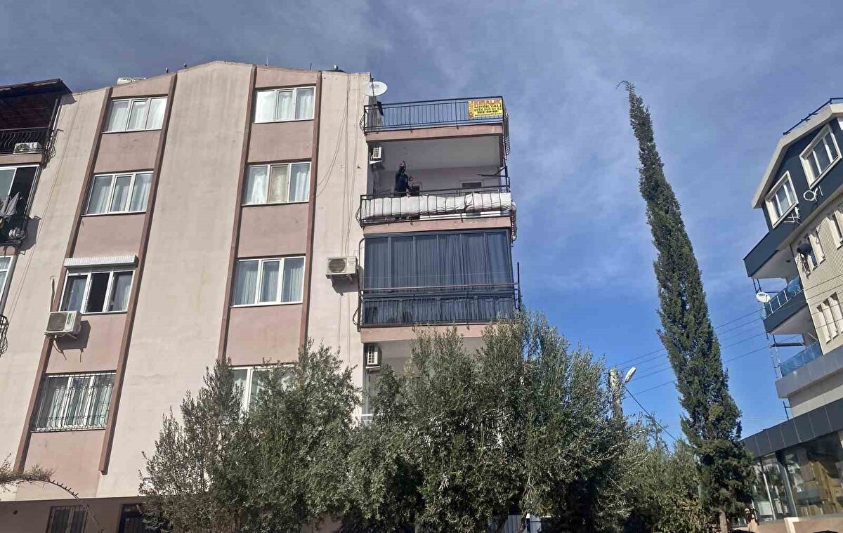 Polis merkezine götürüldü<br>Ekip otosuyla polis merkezine götürülen Okan A.’nın daha önce de benzer davranışlarda bulunduğu, evdeki eşyaları satıp ailesini zor durumda bıraktığı öğrenildi. Olayla ilgili inceleme başlatılırken, binada güvenlik önlemleri artırıldı.