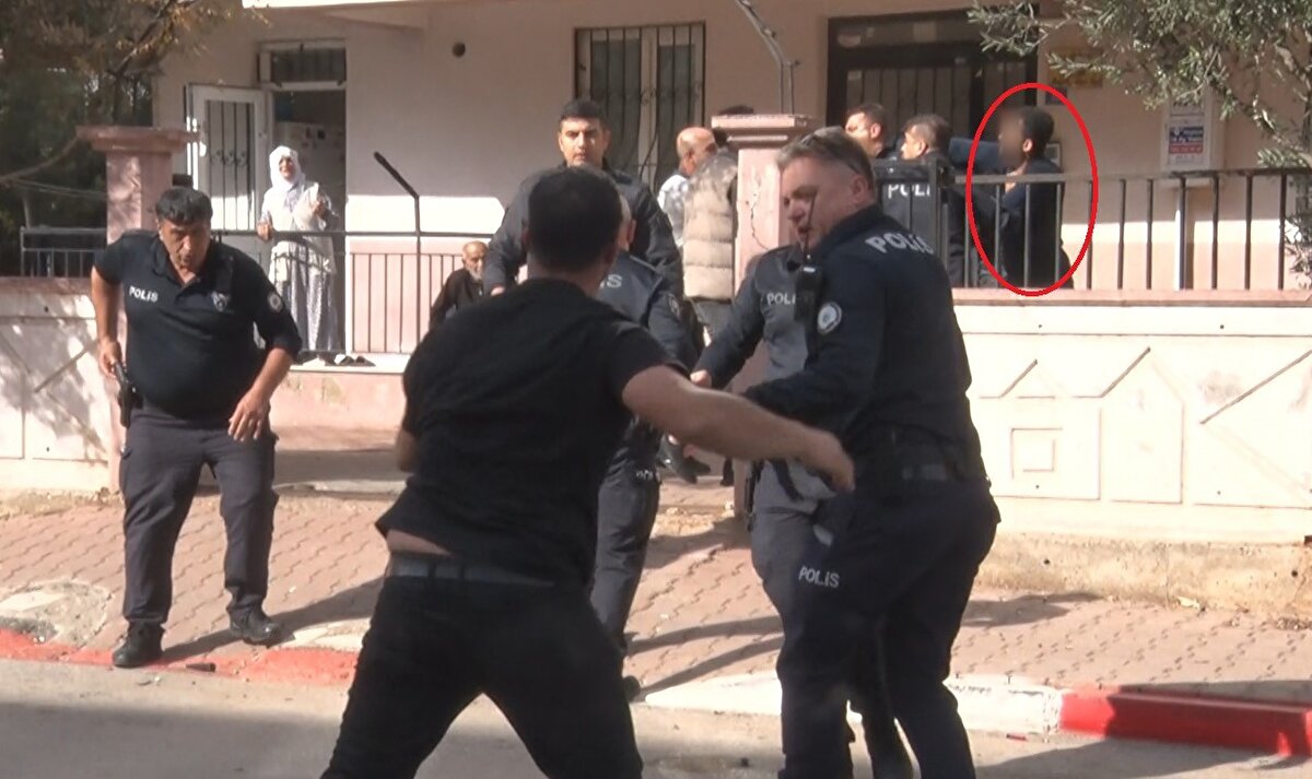 Akrabaları dışarıda saldırıya kalkıştı<br>Okan A. apartmandan polis eşliğinde çıkarıldığı sırada akrabalarının saldırısına uğradı. Yakınlarının tekme ve yumruklarla saldırması sonucu kısa süreli arbede yaşandı. Polis ekipleri kalabalığı güçlükle ayırarak olası bir linç girişimini engelledi.