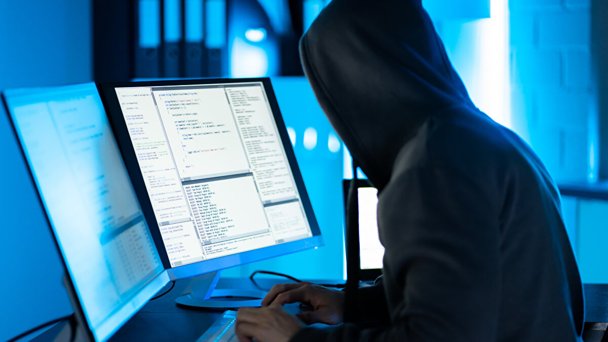 Paravan şirketler üzerinden işlem yapan çetenin, Türk bankacılık sistemini kullanarak vatandaşlardan milyonlarca lira topladığı iddia edildi. Mağdurlar, Küçükçekmece Cumhuriyet Başsavcılığı’na başvurarak suç duyurusunda bulundu ve kapsamlı bir soruşturma başlatıldı.