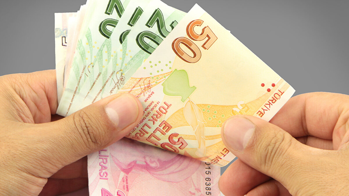 Sahte kimliklerle yatırımcılarla iletişime geçen dolandırıcılar, hisse analizleri yaparak profesyonel bir izlenim sunuyor. Uluslararası bir yatırım şirketi ile “anlaşmalı olduklarını” öne süren şebeke, gerçek yatırım şirketlerinin internet arayüzlerini birebir kopyalayarak vatandaşların güvenini tamamen kazanıyor.