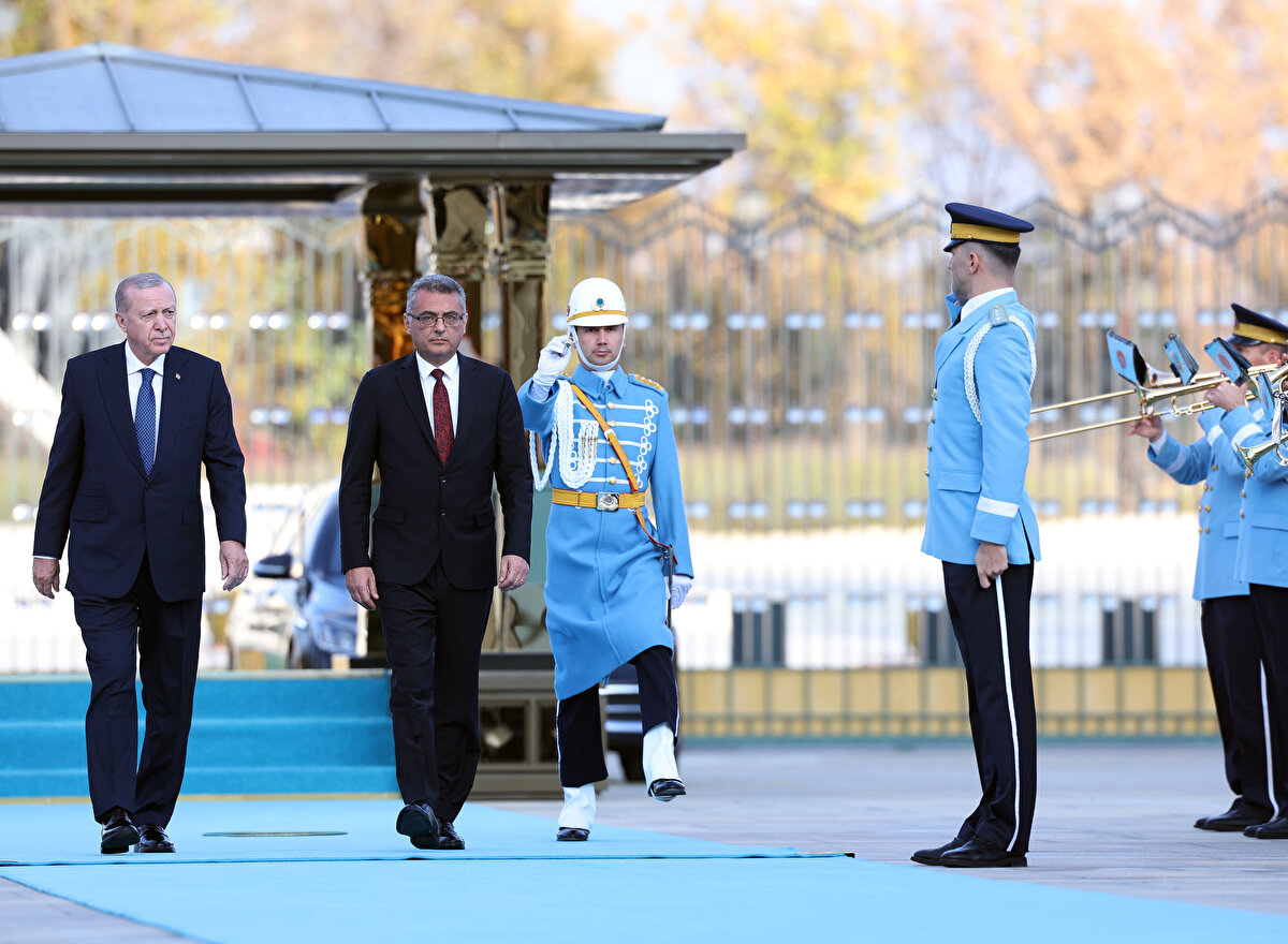 Cumhurbaşkanı Recep Tayyip Erdoğan, cumhurbaşkanı seçildikten sonra ilk resmi ziyaretini Türkiye’ye yapan Kuzey Kıbrıs Türk Cumhuriyeti (KKTC) Cumhurbaşkanı Tufan Erhürman’ı Ankara’da resmi törenle karşıladı.