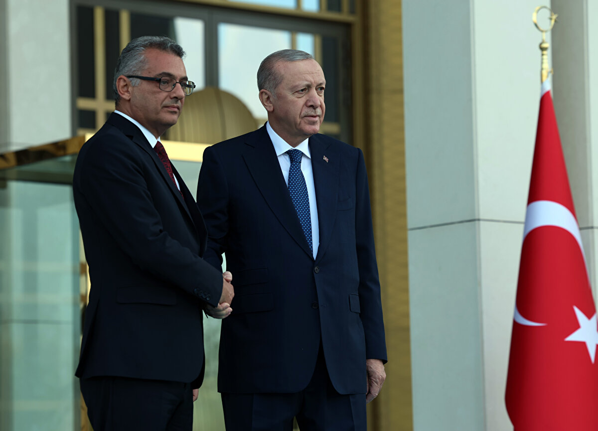 Erhürman tören kıtasını selamladı<br>KKTC Cumhurbaşkanı Erhürman, tören kıtasını “Merhaba asker” diyerek selamladı. Alanda, tarihte kurulmuş 16 Türk devletini temsil eden askerler ve bayraklar da yer aldı.