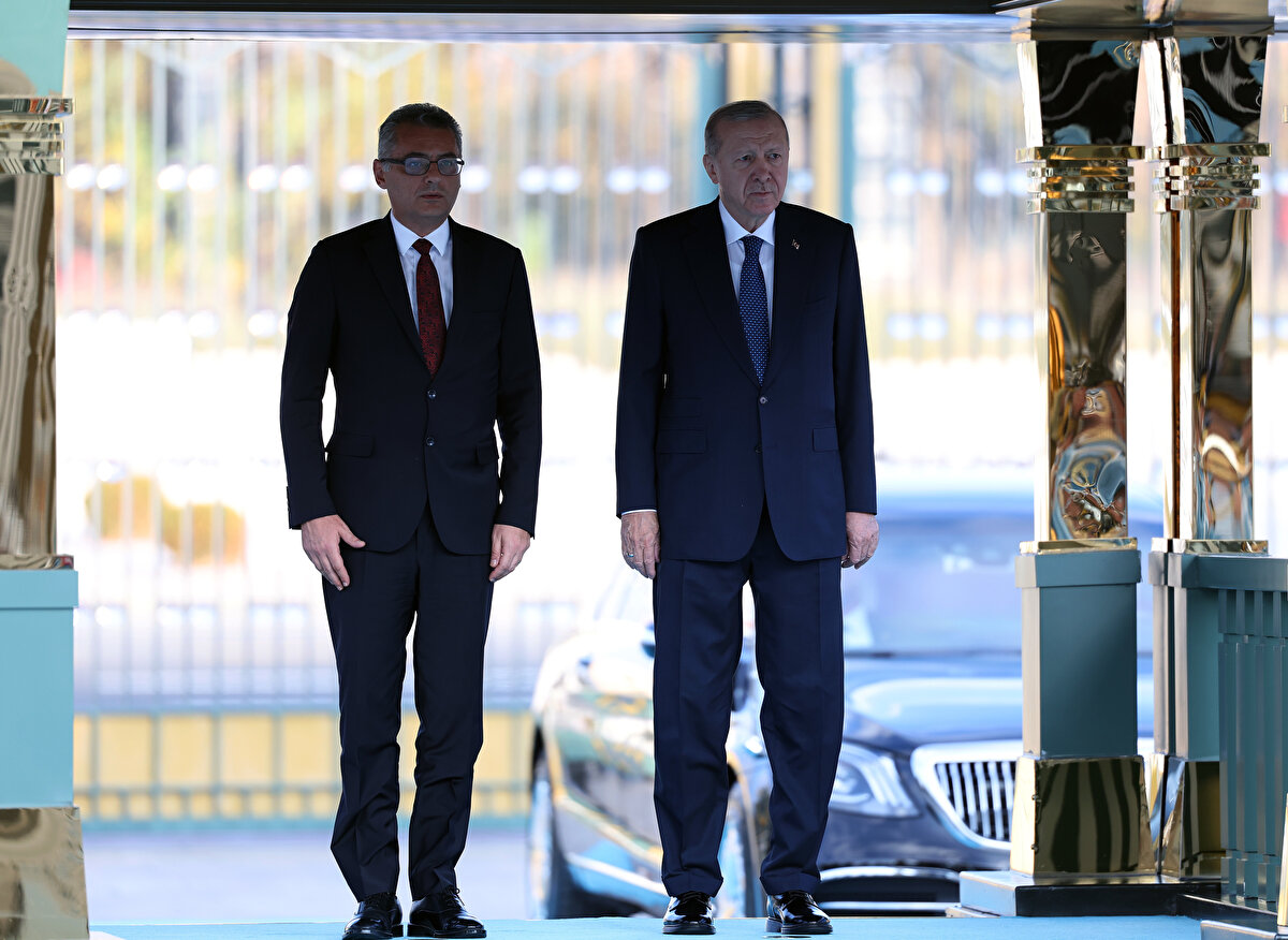 Törene süvariler eşlik etti, 21 pare top atışı yapıldı<br>Erhürman’ın makam aracını Cumhurbaşkanlığı Külliyesi önündeki caddede karşılayan süvariler, protokol kapısına kadar eşlik etti. Erdoğan, Erhürman’ı külliyenin ana girişinde karşıladı. İki liderin tören alanındaki yerlerini almasının ardından 21 pare top atışı eşliğinde iki ülkenin milli marşları çalındı.