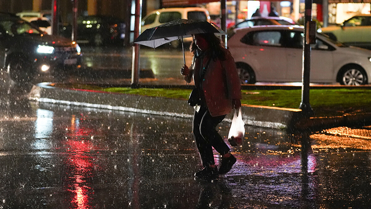Açıklamada şu ifadelere yer verildi:<br><br>"Son değerlendirmelere göre Orta Karadeniz ve İç Anadolu’nun kuzeydoğusunda görülecek yağışların, bu geceden itibaren etkili olmaya başlayarak yarın Ordu, Giresun, Sivas ve Tokat çevreleri ile Samsun ve Kayseri’nin doğusunda yerel kuvvetli olması beklenmektedir." 