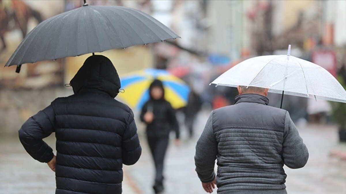 Bu uyarılara dikkat!<br><br>Meteoroloji, yağış ve sıcaklık değişimleri nedeniyle sel, su baskını, ulaşımda aksama ve ani kar düşüşleri gibi risklere karşı uyarıda bulunuyor. Özellikle yüksek kesimler ve yağışın yoğun olacağı bölgelerde dikkatli olunması öneriliyor. Bu nedenle halkın yerel yağış durumlarını takip etmesi ve tedbirli hareket etmesi önem taşıyor.