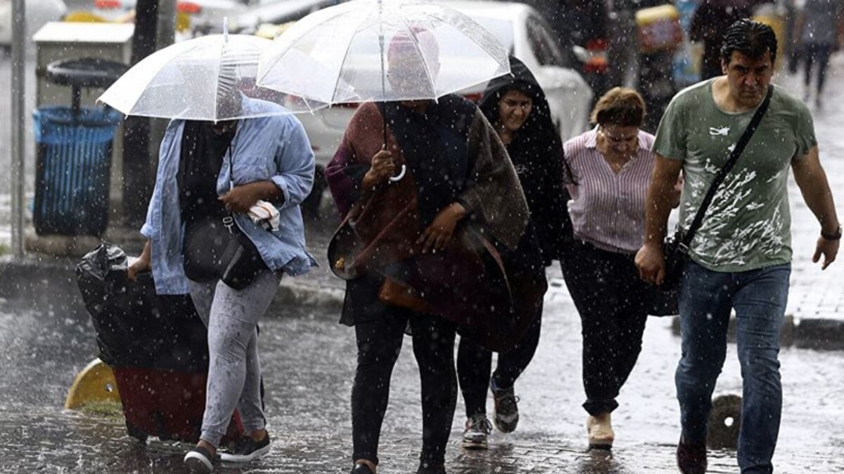 Cuma ve sonrası<br><br>Cuma gününden itibaren yağış etkinliği batı bölgelerinden çekilirken, İç Anadolu, Karadeniz ve Akdeniz’in doğusu ile Doğu Anadolu’da sağanak yağış sürmeye devam edebilir. Cumartesi günü yüksek kesimlerde karla karışık yağış ve kar beklentisi yer alıyor. Pazar günü ise Türkiye genelinde yağışların azalacağı ve sıcaklıkların 2-3 derece artacağı tahmin ediliyor.