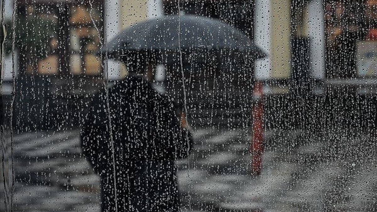 Ülke genelinde etkili olması beklenen yağışlı hava dalgası, İstanbul ve 36 il için alarma neden oldu. Meteoroloji Genel Müdürlüğü’nün yayınladığı gün gün hava tahminine göre, sağanak yağışlar Perşembe günü batıdan başlayıp İç Anadolu, Karadeniz ve Doğu Anadolu’ya yayılacak.