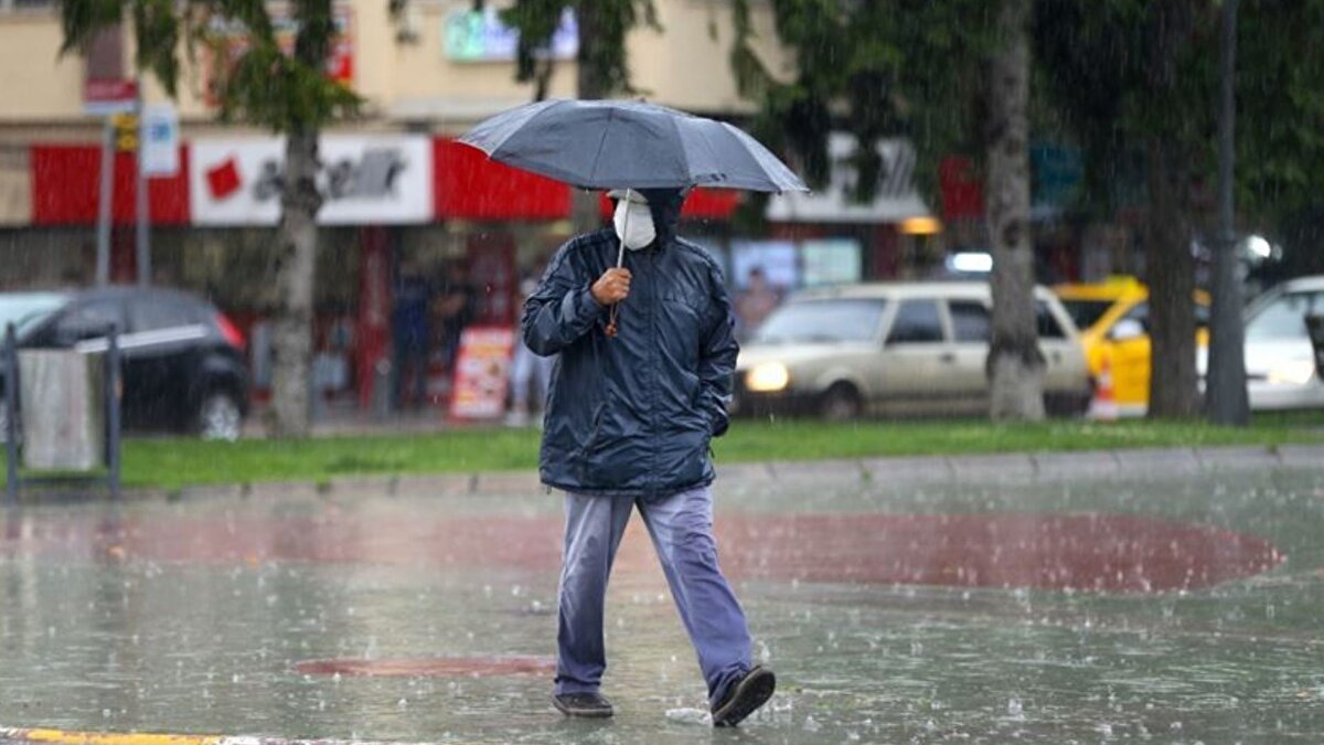 Yağışlar ne kadar sürecek?<br><br>Meteoroloji'nin son tahminlerine göre İstanbul'da yağışların Perşembe gününe kadar yerel olarak aralıklarla devam etmesi bekleniyor. Sıcaklıkların gündüz saatlerinde 16-18 derece civarında, mevsim normalleri düzeyinde olması beklenirken gece saatlerinde ise 13-14 derecelerin görüleceği belirtildi.<br><br>Cuma gününden itibaren ise İstanbul'da sağanak yağışların etkisini kaybetmesi bekleniyor.