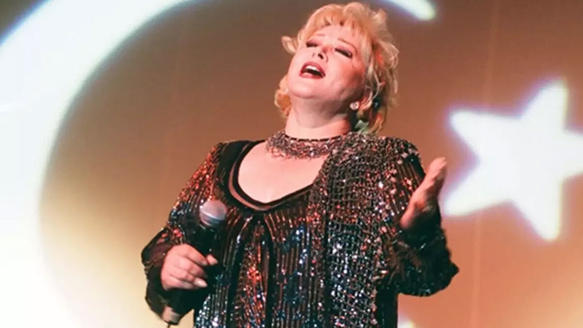 Kültür ve Turizm Bakanı Mehmet Nuri Ersoy, merhume sanatçının naaşının Türkiye’ye getirilmesi sürecini yakından takip ediyor. Abacı’nın cenazesi, uçakla Türkiye’ye getirilecek. Sürecin her aşaması, sanatçının kızı Saba Abacı ve menajeri Taner Budak ile yakın koordinasyon içinde yürütülüyor.