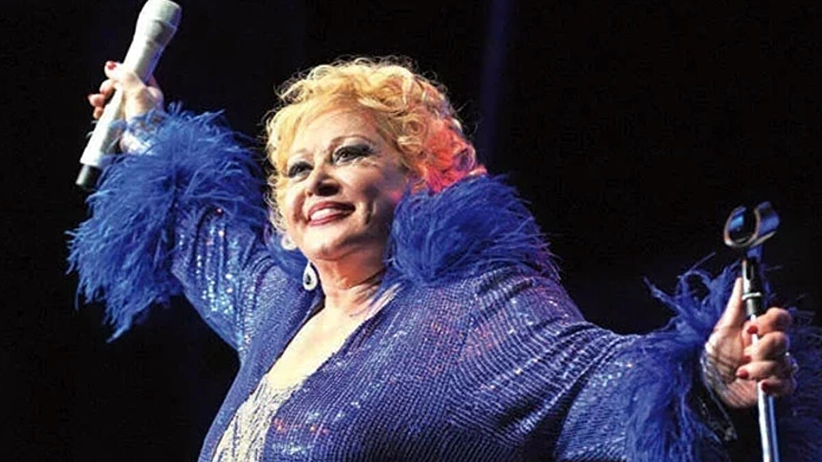 Muazzez Abacı, klasik Türk sanat müziğini geniş kitlelerle buluşturduğu güçlü sesi, zarafeti ve sahne duruşuyla Türkiye’nin en değerli sanatçılarından biri olarak anılmaya devam edecek.