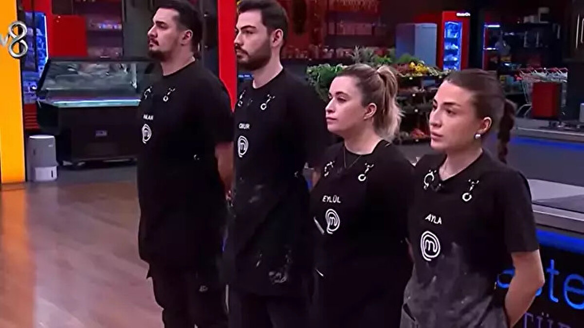 MasterChef eleme potasına kimler girdi?<br><br>Haftanın en kritik etaplarından biri olan eleme gecesinde potaya düşen yarışmacılar şöyle oldu:<br><br>Ayla<br><br>Onur<br><br>Eylül<br><br>Hakan<br><br>Dört yarışmacı, şeflerin belirlediği tarifleri en iyi şekilde hazırlamak için ter döktü. Ancak yapılan değerlendirmeler sonucunda gecenin en zayıf tabağını çıkaran Onur, MasterChef Türkiye 2025 macerasına veda etti.