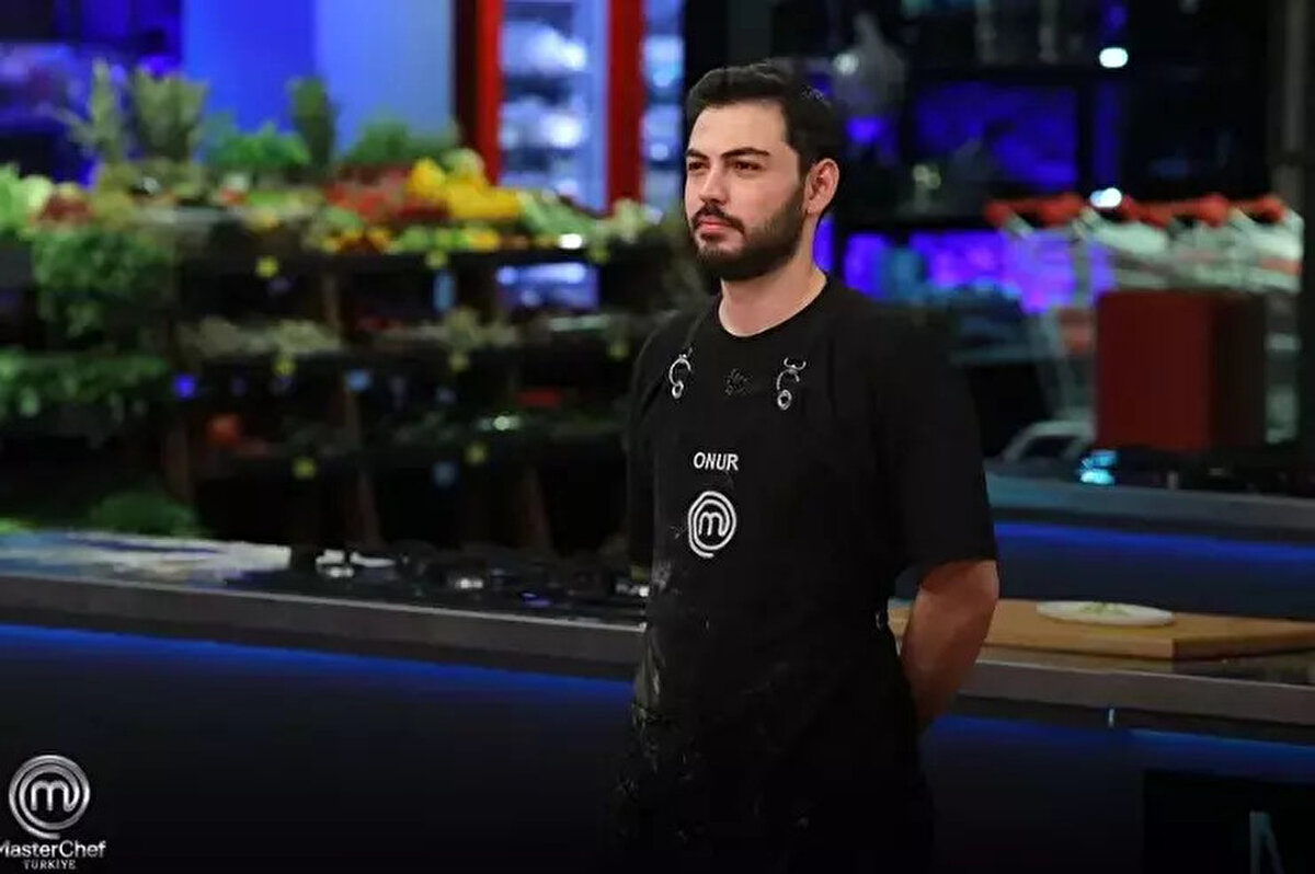 MasterChef son bölüm kim elendi?<br><br>12 Kasım 2025 Çarşamba günü ekrana gelen MasterChef Türkiye’nin eleme gecesinde yarışmaya veda eden isim Onur oldu. Şef Danilo Zanna, Somer Sivrioğlu ve Mehmet Yalçınkaya’nın tadım ve değerlendirmeleri sonrası Onur, haftanın ilk elenen yarışmacısı olarak açıklandı.